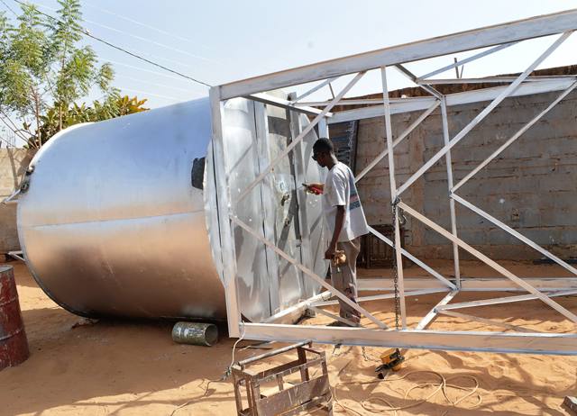 Soudure d'un réservoir inox à côté de la structure de sa tour